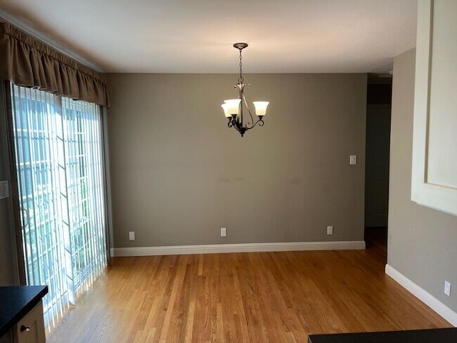 Foto del edificio - Beautiful updated home with all stainless steel appliances, hardwood floors throughout, and a lar...