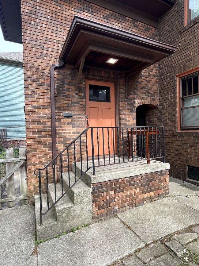 Private entrance - 747 Thieme Dr