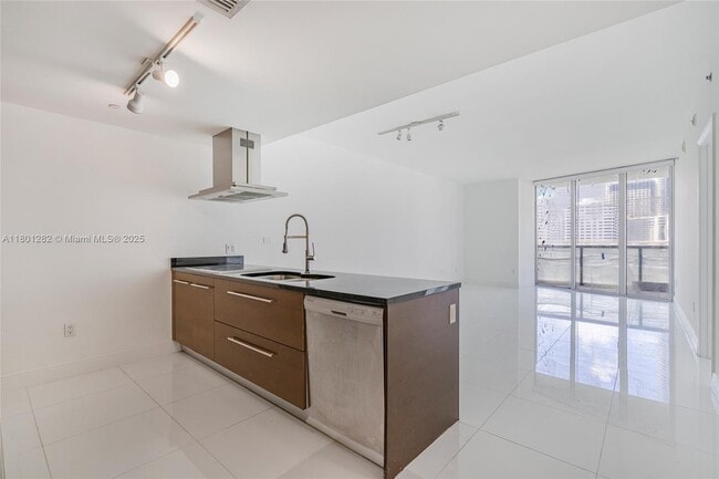Building Photo - 495 Brickell Ave