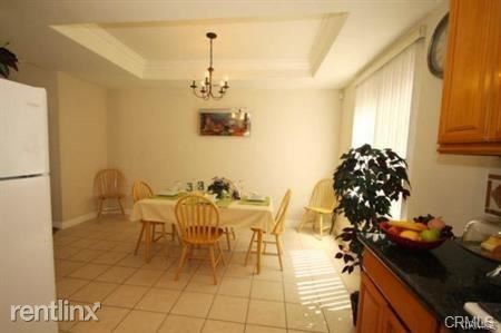 Foto del edificio - 4 br, 3 bath Townhome - 5648 Sultana Ave