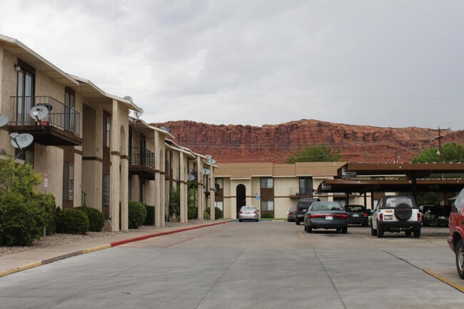Building Photo - 2 Bedroom Sun Valley Town Home-Great Locat...