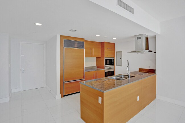 Building Photo - 495 Brickell