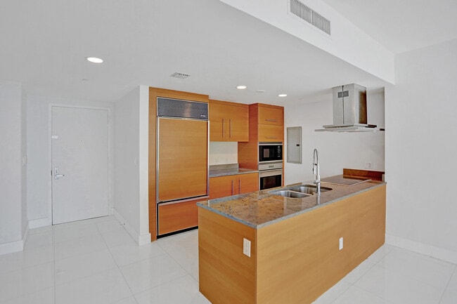 Building Photo - 495 Brickell