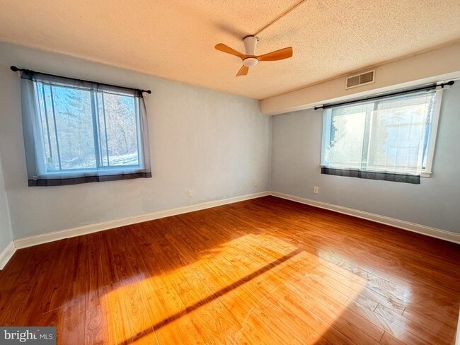 Building Photo - 1307 Valley Dr