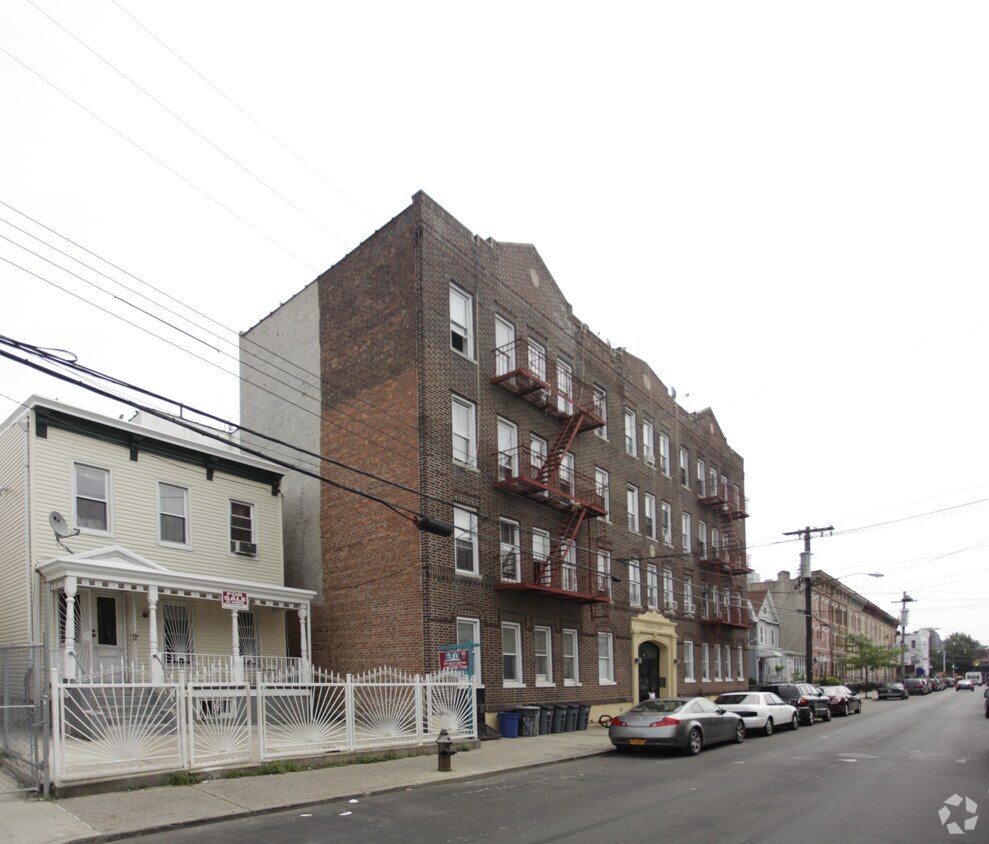 Primary Photo - Lincoln Court