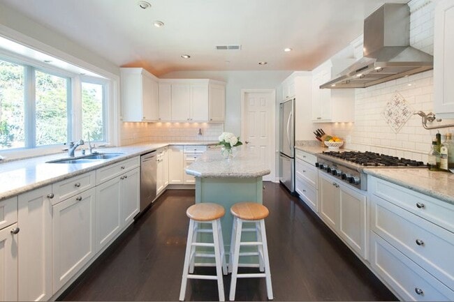 Building Photo - 7120 Pacific View Dr