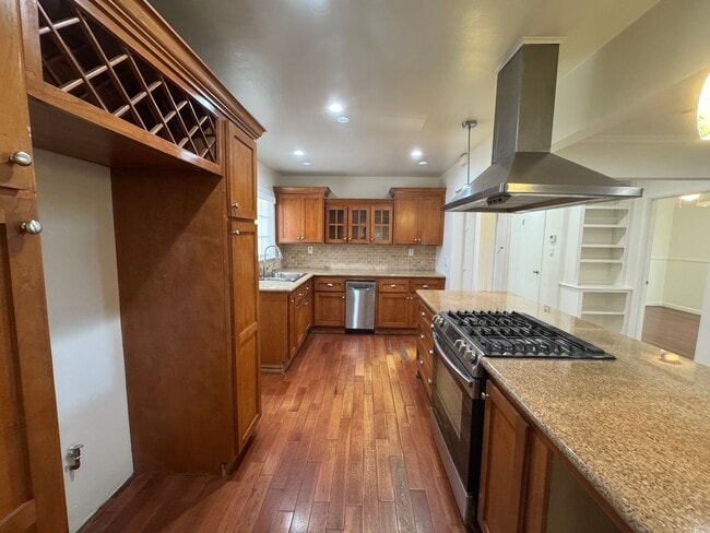 Building Photo - Charming 3 Bed, 2 Bath Single Family Home with Attached Garage and Spacious Backyard