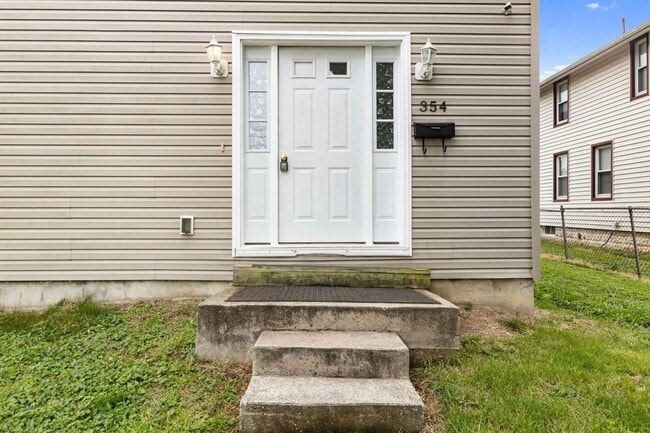 Building Photo - 354 W Main St