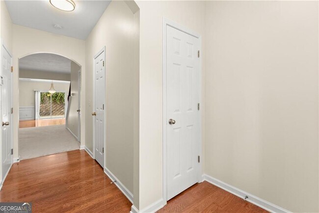 Building Photo - 5165 Sherwood Way