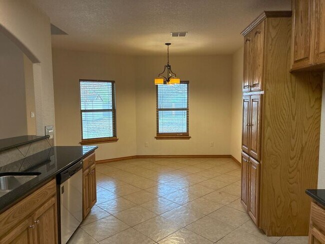 Foto del edificio - 5BR/3BA w/ Fenced Yard + Covered Parking in Seguin, TX