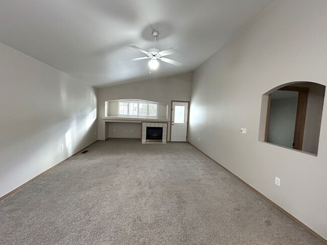 Building Photo - Cute & Cozy 3 bedroom 2 bath house in Gleneagle neighborhood with Beautiful Landscaping