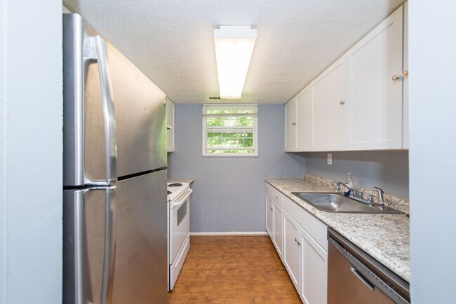 Building Photo - Large 2 bedroom with all the best amenities