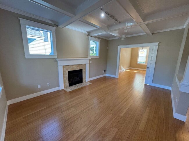 Building Photo - Beautiful 4 Bedroom Home in North Portland