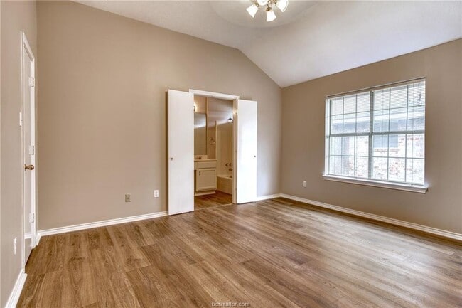 Foto del edificio - 813 Azalea Ct