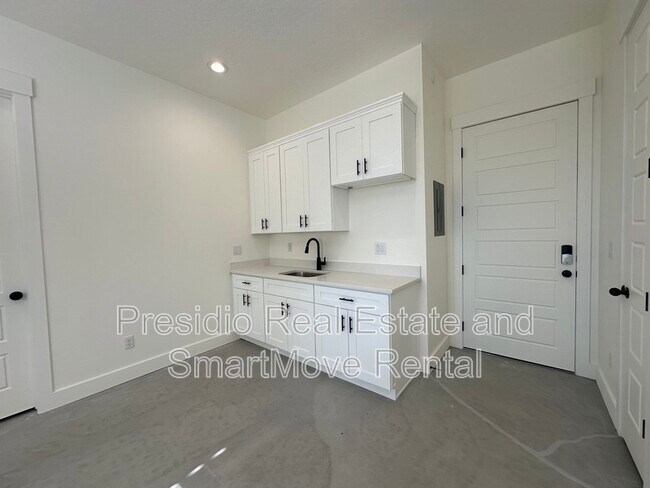Foto del edificio - 828 Logan Ave S
