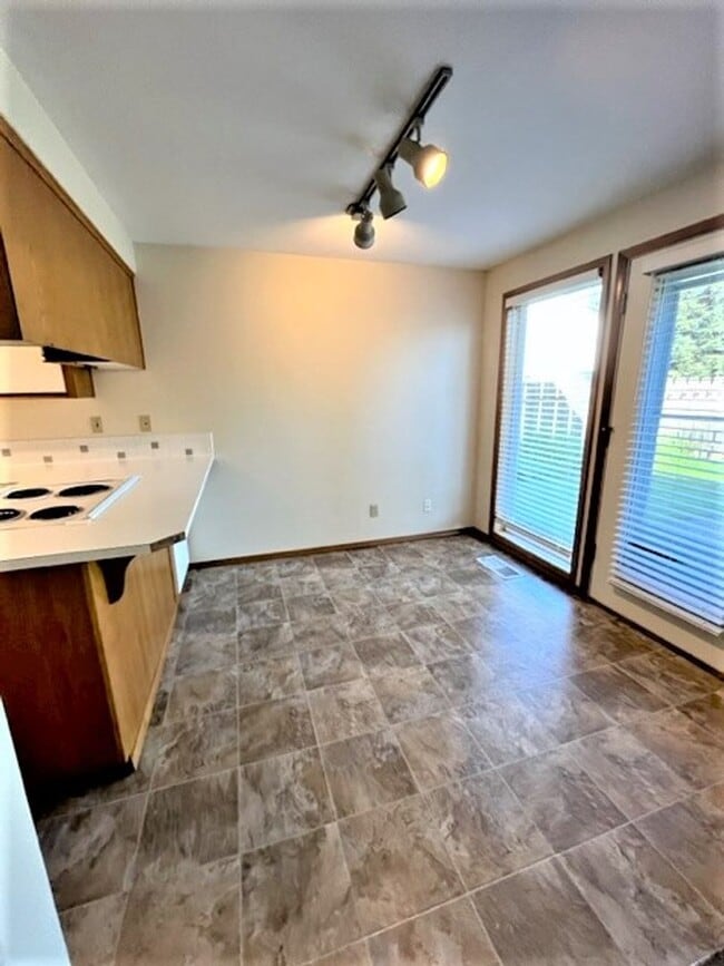 Building Photo - 3 Bd 1.5 Bath Townhome Beaverton OR