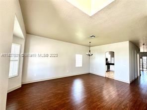 Foto principal - 4 br, 2 bath House - Grove Place