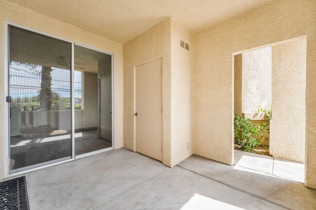 Foto del edificio - Modern Ground-Level Condo With A One Car Garage in Prime Southwest Location with Resort-Style Ame...