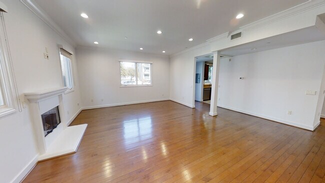 Building Photo - 1032 3rd St