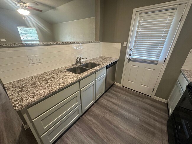 Foto del edificio - AVAILABLE NOW; APPLY AT OUR WEBSITE!!!