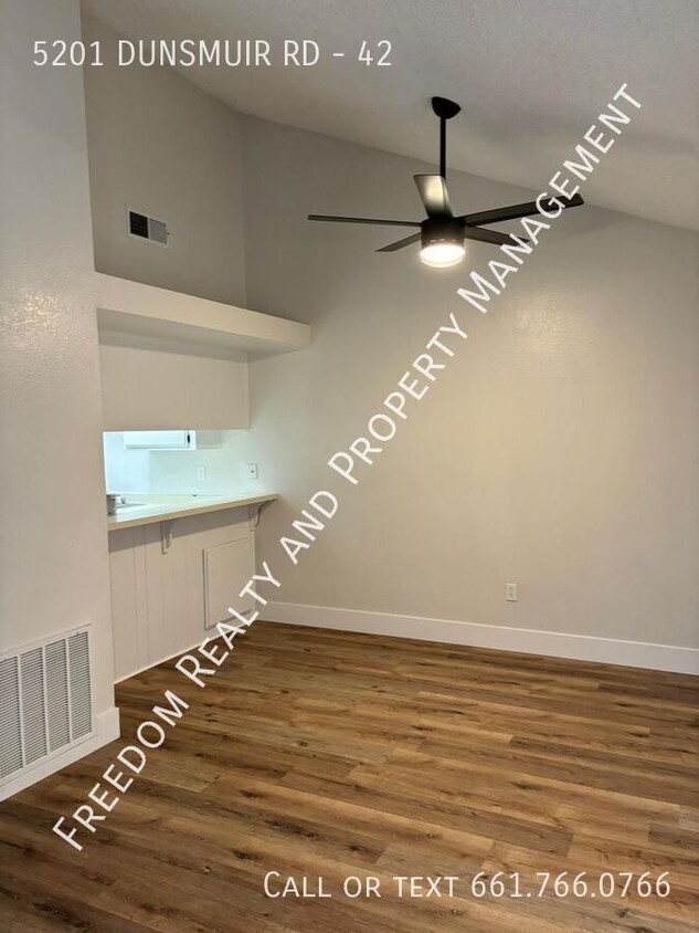 Primary Photo - Stylish Two-Bedroom Apartment with Modern ...