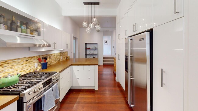 Foto del edificio - Downtown San Anselmo Updated 4x3 + aupair ...