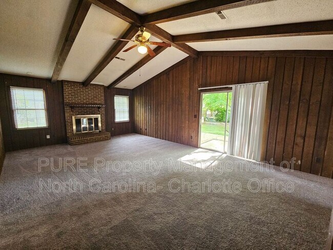 Foto del edificio - 5841 Falstaff Dr