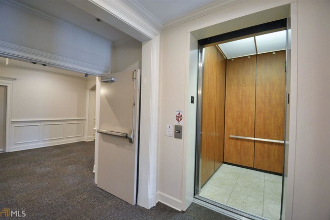 Foto del edificio - 242 Ashford Cir