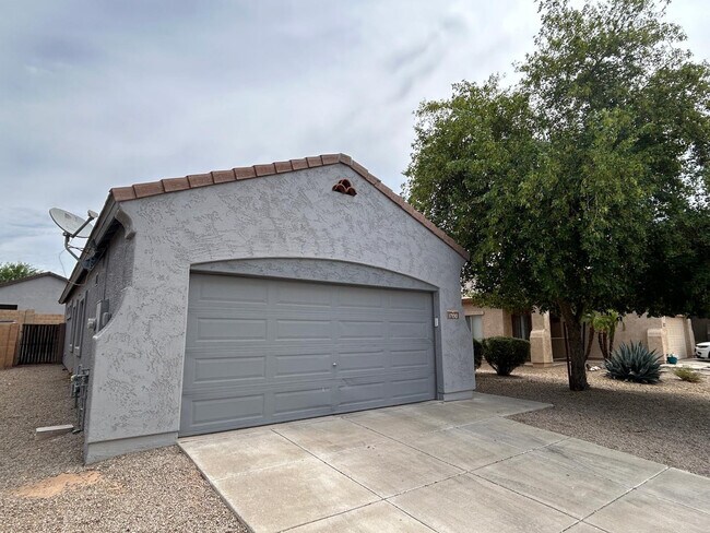 Foto del edificio - 17190 W Desert Ln