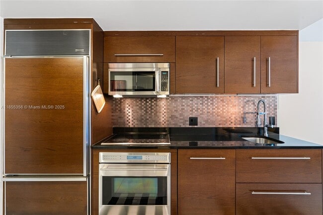 Building Photo - 475 Brickell Ave