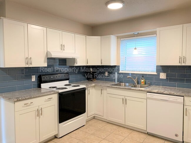 Building Photo - 633 Lotus Ave