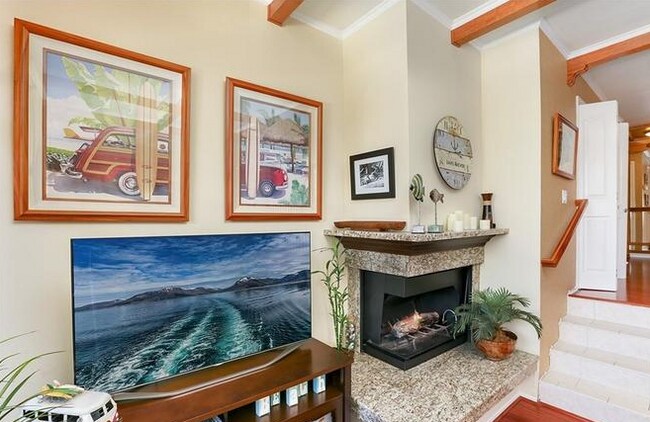 Building Photo - 8121 Marina Pacifica Dr N