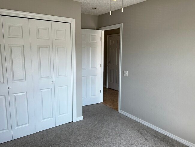 Building Photo - Cute 2/2 with garage and a nice size Flori...