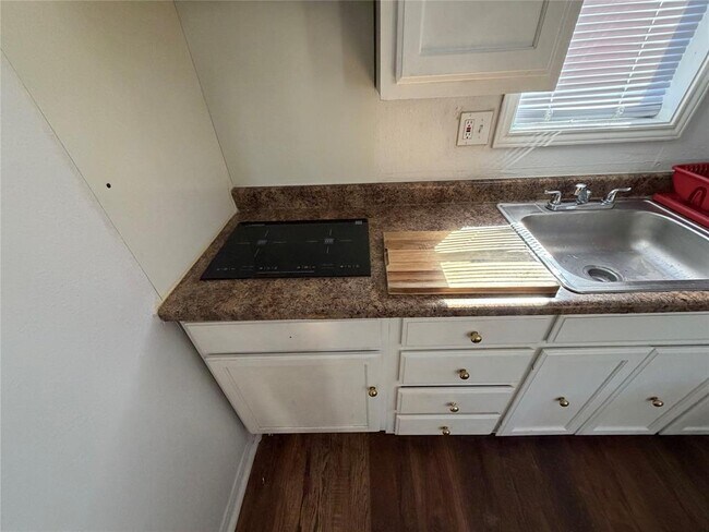 Foto del edificio - 2409 Sanders Ln