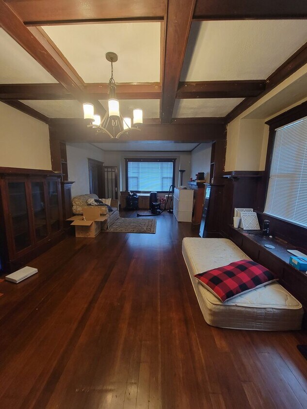 Primary Photo - Large 3 bedroom 2 bath Home