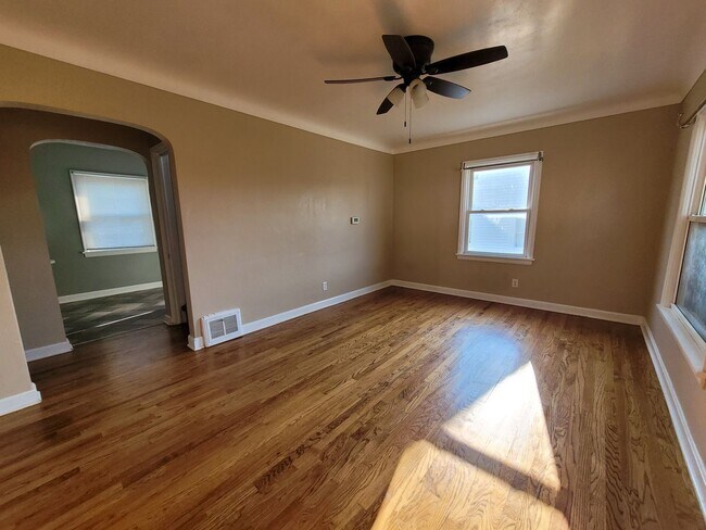 Building Photo - Great NE location 3 bedroom 1 bath, 1 stal...