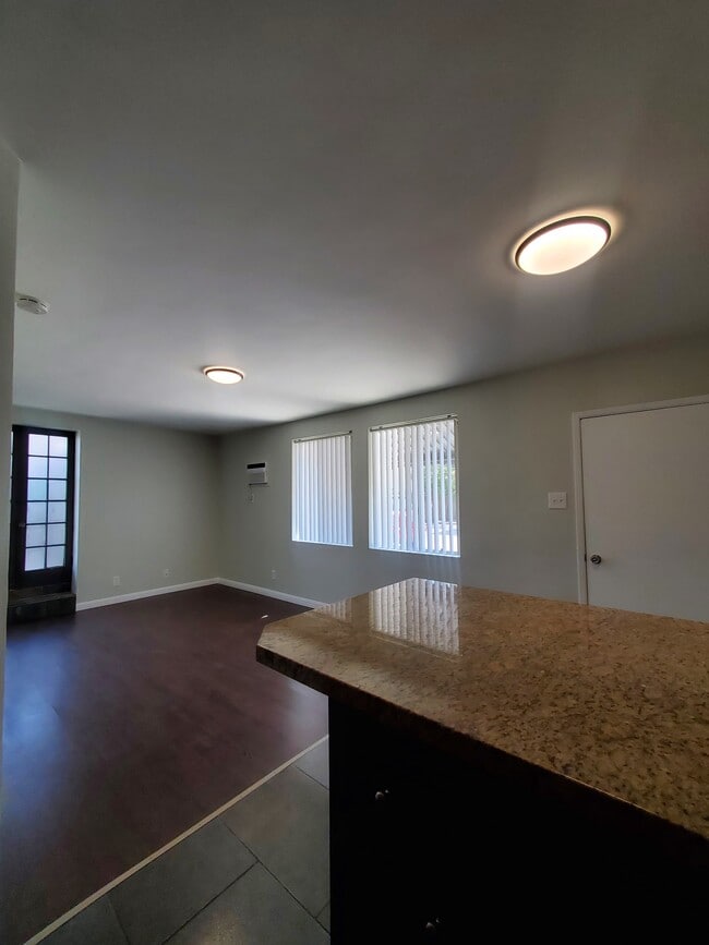 Lots of natural light - 673 W Wilson Ave
