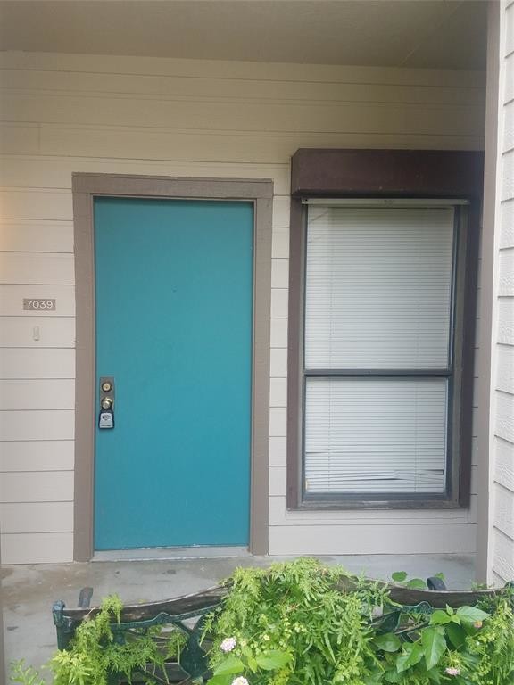 Foto del edificio - 7039 N Holiday Dr