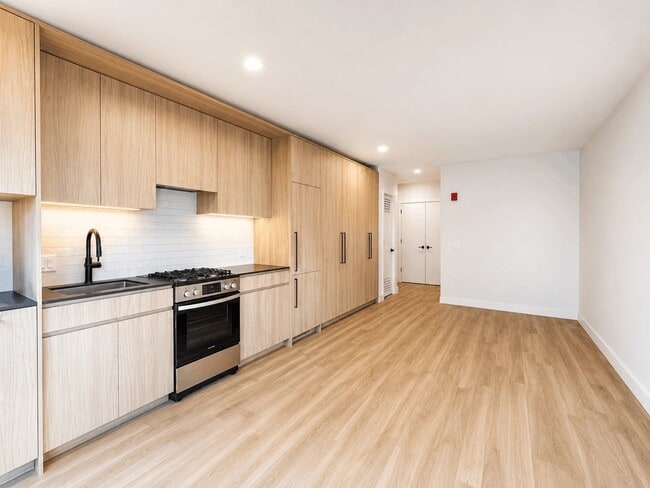 Photo - 1357 W Fulton St (Chicago, IL) Apartment