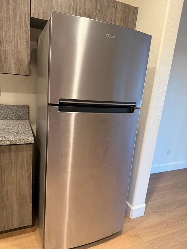 Foto del edificio - Solor Savings!  Beautiful modern interior with open floorplan for entertaining.  Large backyard w...