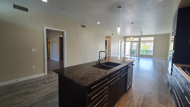 Foto del edificio - 2 Bedroom Condo located in Park House.
