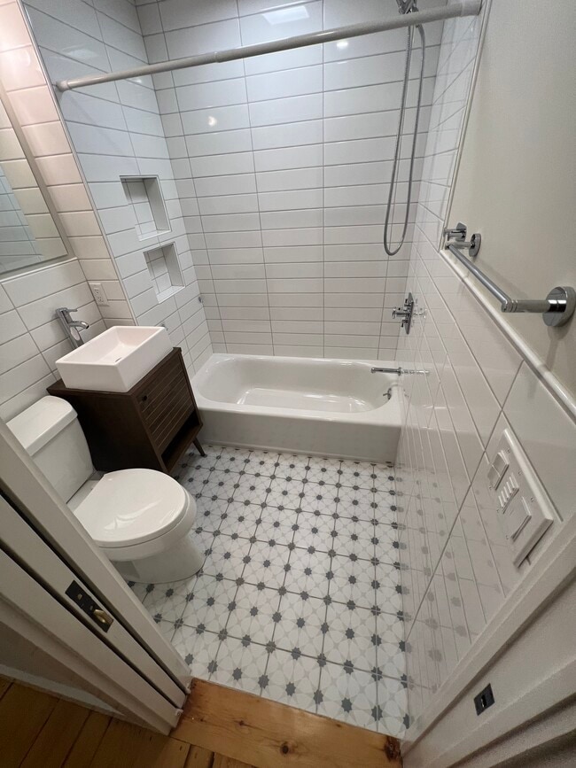 Full bath - 9 Waldeck St
