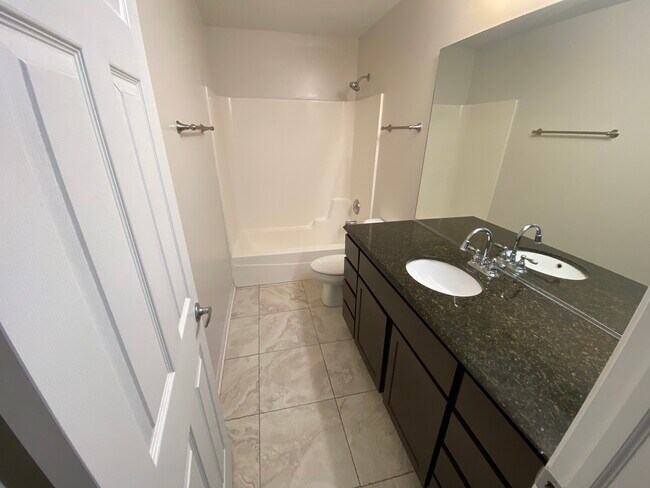 Building Photo - 659 W Division St