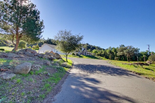 Building Photo - Stunning 4bed 2.5 bath 3088sqft home