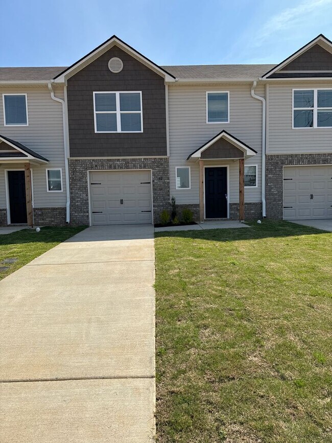 Foto del edificio - *Rent FREE until May1!*  Three Bedroom | Two and a Half Bath Townhome