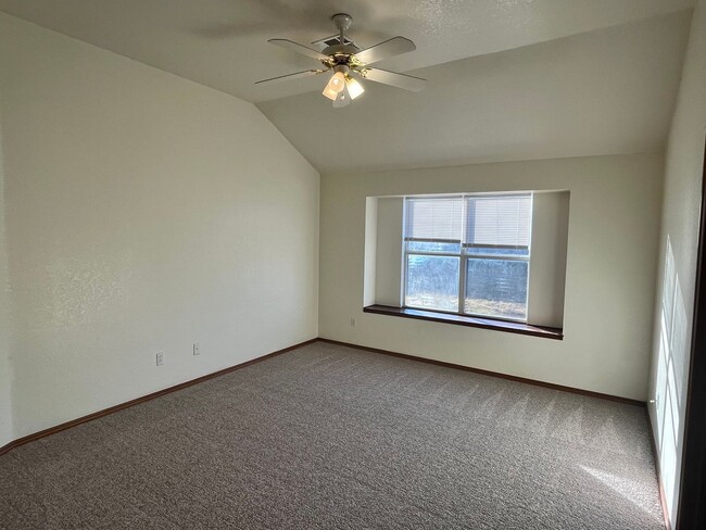 Building Photo - Great 3 Bed, 2 Bath With New Flooring Thro...