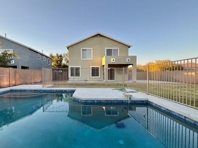 Building Photo - Move In Ready 5 Bd 3 Ba + Loft With Pool!