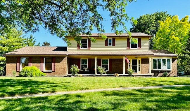 front of home - 8 Applewood Ct W