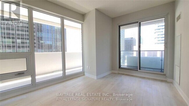 Photo du bâtiment - 2221 Yonge St