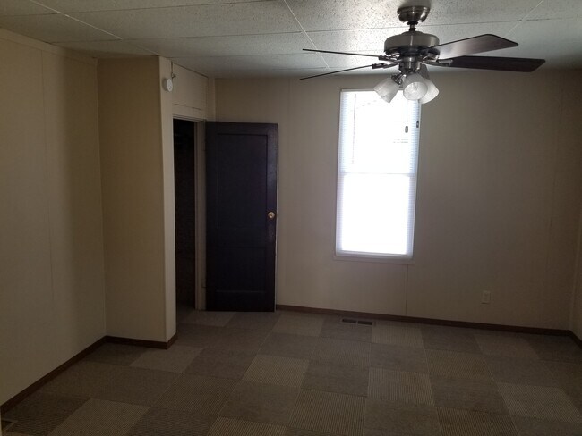 Building Photo - 611 N Combs Ave